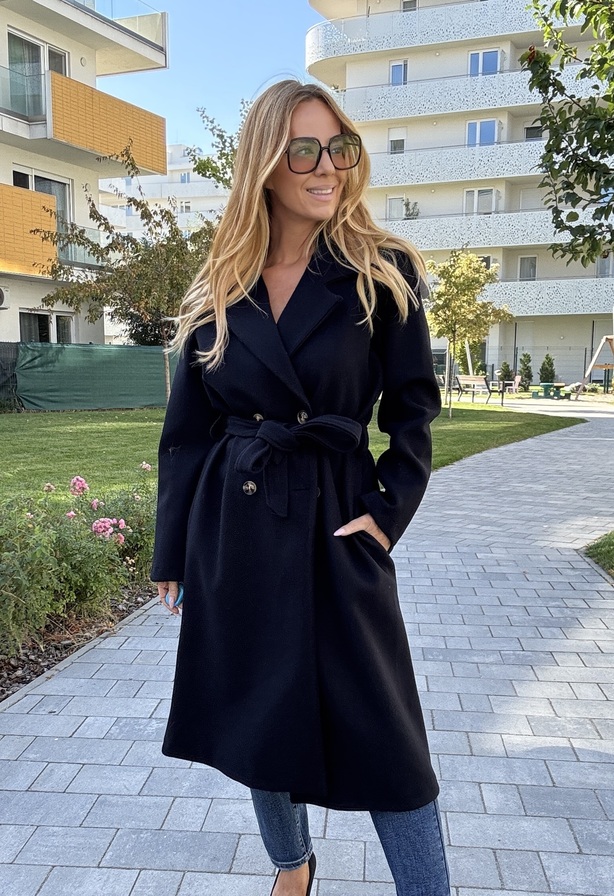 Kendra szövetkabát– Hosszított női szövetkabát fekete – Innova Fashion
